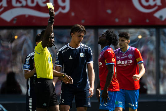 Domare Fredrik Oppong varnar Helsingborgs Benjamin Acquah
