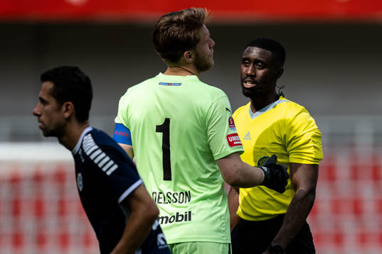Helsingborgs målvakt Kalle Joelsson och domare Fredrik
