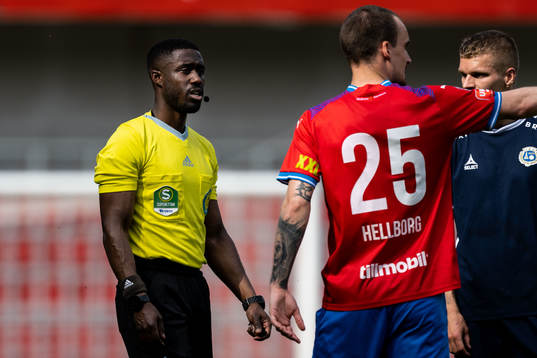 Domare Fredrik Oppong och Helsingborgs Adam Hellborg