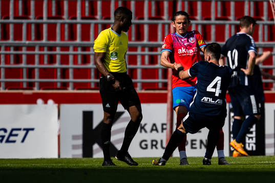 Helsingborgs Ervin Gigovic och Utsiktens Allan Mohideen
