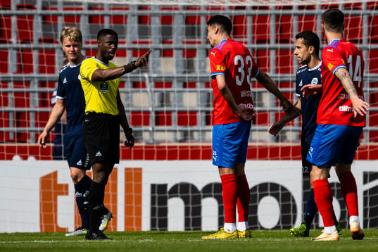 Domare Fredrik Oppong och Helsingborgs Amar Muhsin