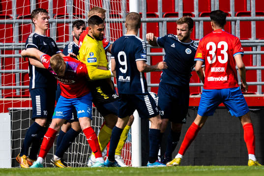 Helsingborgs Casper Widell och Utsiktens målvakt Elias