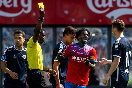 Domare Fredrik Oppong och Helsingborgs Benjamin Acquah