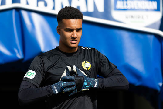Hammarbys målvakt Oliver Dovin innan fotbollsmatchen i