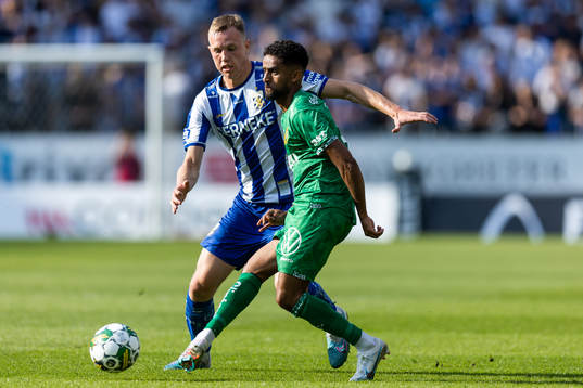 IFK Göteborgs Adam Carlén och Hammarbys Tesfaldet Tekie