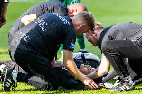 Hammarbys målvakt Oliver Dovin får vård