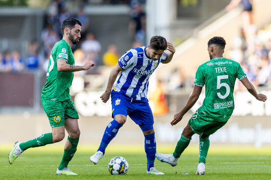 Hammarbys Nahir Besara och Tesfaldet Tekie mot IFK