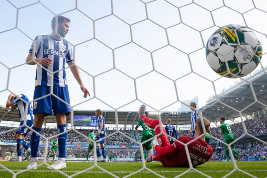 IFK Göteborgs Emil Salomonsson och målvakt Pontus