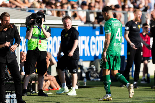 Hammarbys Edvin Kurtulus lämnar planen