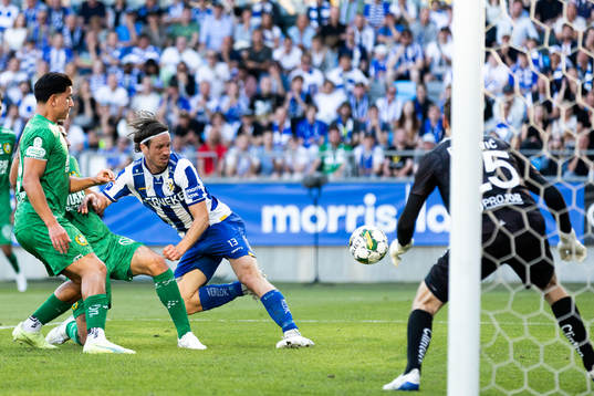 IFK Göteborgs Gustav Svensson och Hammarbys målvakt Davor