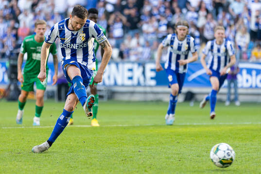 IFK Göteborgs Marcus Berg skjuter 1-1 på straff