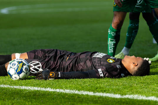 Hammarbys målvakt Oliver Dovin liggande