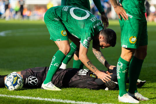Hammarbys Nahir Besara kollar till sin målvakt Oliver