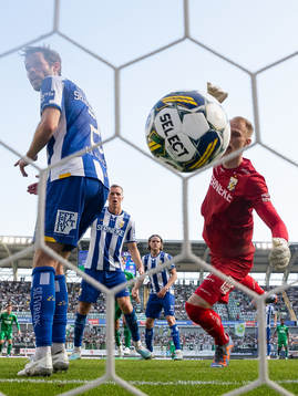 Hammarbys Loret Sadiku gör 1-0 bakom IFK Göteborgs