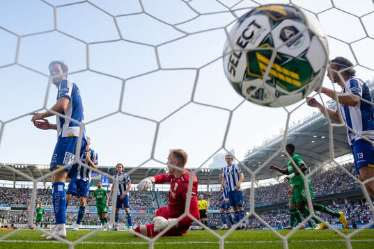Hammarbys Loret Sadiku gör 1-0 bakom IFK Göteborgs
