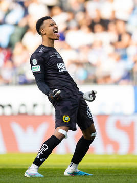 Hammarbys målvakt Oliver Dovin jublar