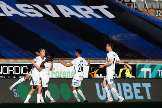 Halmstads Erik Ahlstrand jublar med lagkamrater