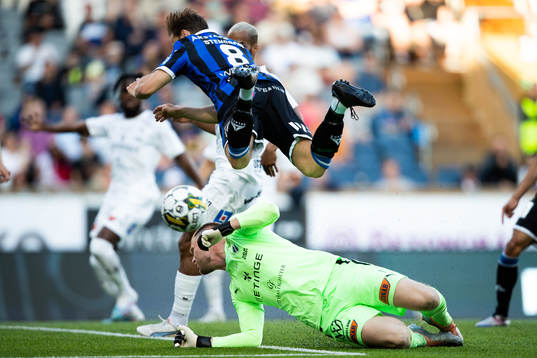 Halmstads målvakt Malkolm Nilsson Säfqvist och Sirius