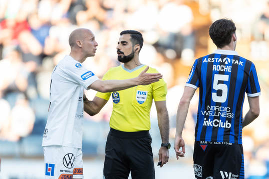 Halmstads Andreas Johansson och Domare Mohammed Al-Hakim
