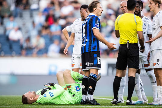 Halmstads målvakt Malkolm Nilsson Säfqvist har ont