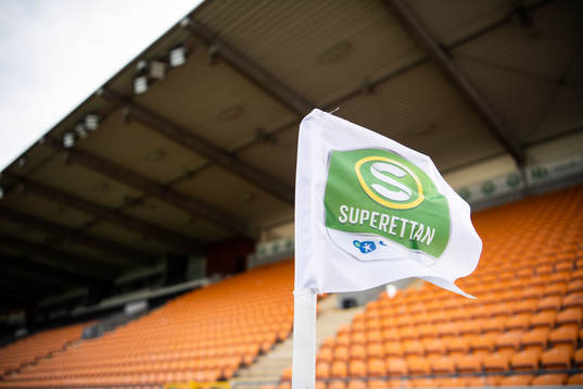 En flagga med Superettans logotyp på Hitachi Energy Arena
