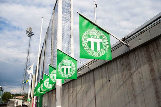 Flaggor med Västerås klubbemblem på Hitachi Energy Arena