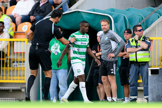 Västerås SKs Jaheem Burke pratar med domaren