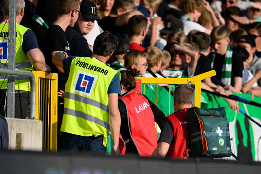 Läkare går upp på läktaren för att hjälpa en besökare