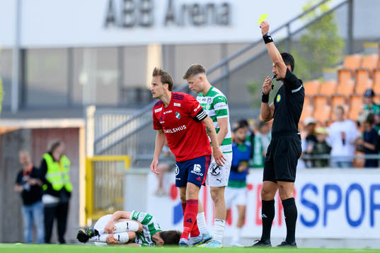Västerås SKs Olle Edlund har ont och Östers Månz Berg