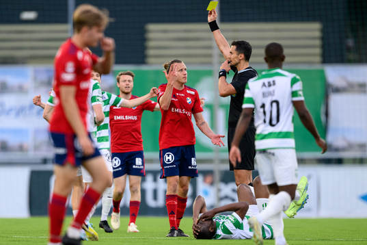 Östers Jesper Jonasson Westermark får gult kort