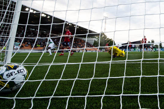 Västerås SKs Jaheem Burke och Östers målvakt Carl