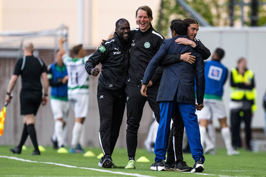 Västerås SKs tränare Kalle Karlsson jublar med