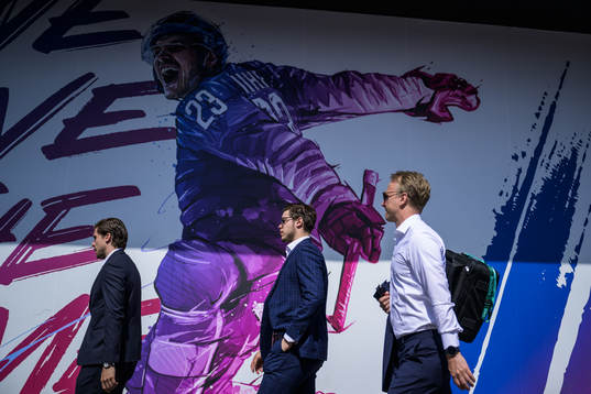 Henrik Tömmernes, goaltender Jesper Wallstedt and doctor