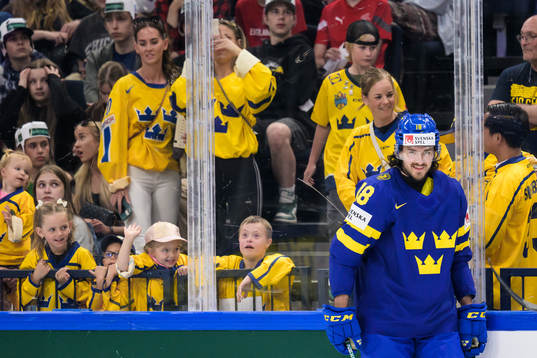 Dennis Everberg of Sweden in front of family members