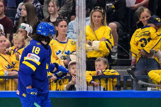 Dennis Everberg of Sweden in front of family members