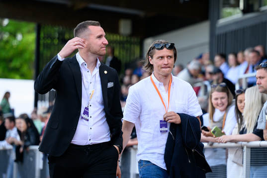 Värnamos sportchef Nes Ahmetovic och Simon Thern innan