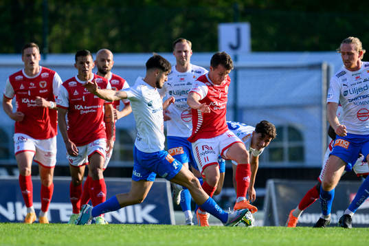 Värnamos Emin Grozdanic och Kalmars Simon Skrabb