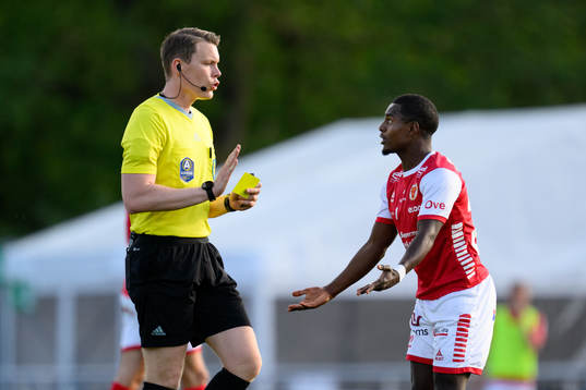 Domare Oscar Johnson ger gult kort till Kalmars Nahom