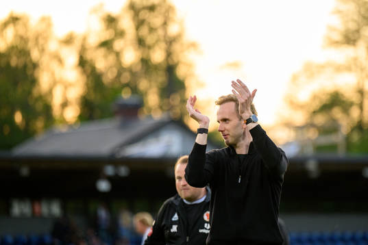 Kalmars tränare Henrik Jensen jublar