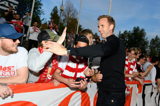 Kalmars tränare Henrik Jensen jublar med fansen