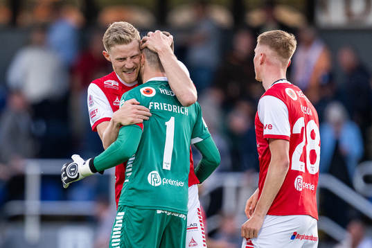 Kalmars Lars Saetra och målvakt Ricardo Friedrich  jublar