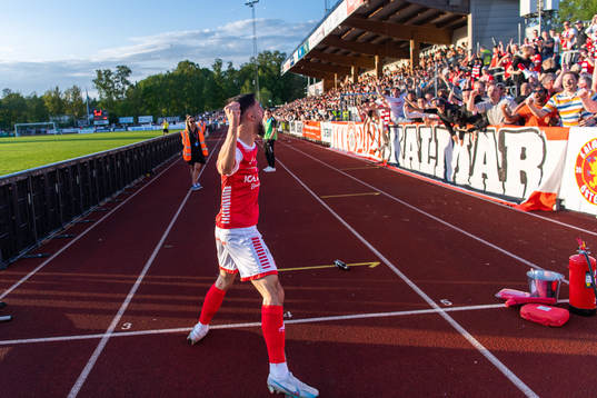 Kalmars Noah Shamoun jublar mot supportrarna
