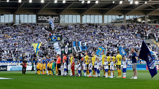 Lagen uppställd hitom Curva Nordahl