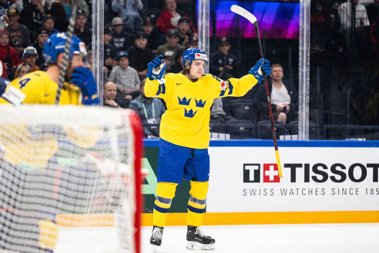 Leo Carlsson of Sweden celebrates