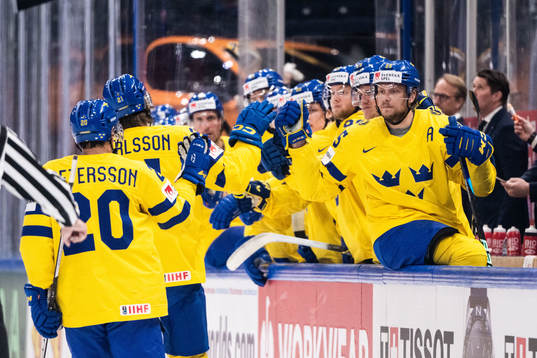 Leo Carlsson of Sweden celebrates with team mates