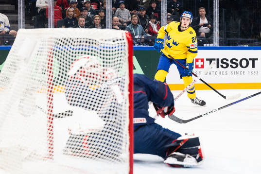 Leo Carlsson of Sweden scores 1-0 behind goaltender Casey