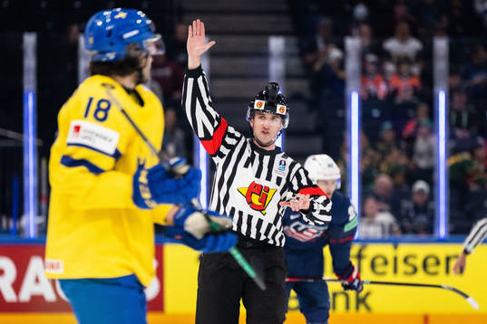 Referee Mike Langin