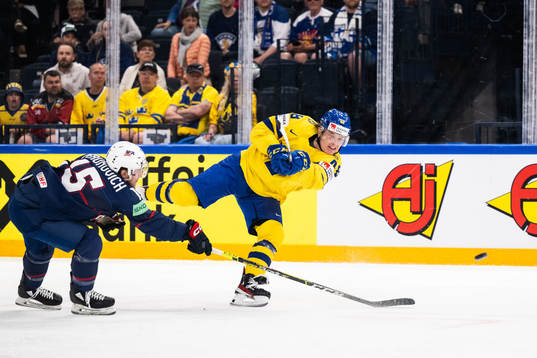 Scott Perunovichof USA and Jonatan Berggren of Sweden