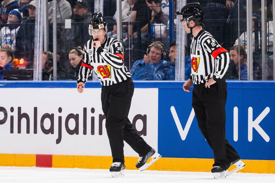 Linesman  Andre Schrader and referee Mike Langin