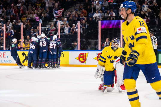 Players of USA celebrate and goaltender Lars Johansson and